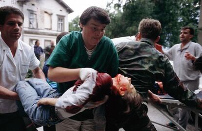 <B>Por ENRIQUE MENESES, fotoperiodista.</B> "La vida de una bellísima niña de Sarajevo, se desangra en brazos de un médico que lucha contra la impotencia, desesperado frente al tiempo que se agota para ella. En el Hospital Kosovo habrá que operarla, sin anestesia, con la luz de un casco de minero sobre la cabeza del cirujano, mientras disparan contra las ventanas del quirófano los atacantes serbios desde el campo de futbol contiguo.Estuve en el Sarajevo sitiado, en julio de 1993, y puedo atestiguar que nadie como Gervasio Sánchez pudo retratar los "Horrores de la Guerra" como este veterano colega que no se interesa por los orígenes de los conflictos sino por las vidas destrozadas de los inocentes que, cuando sobreviven, arrastran para siempre las cicatrices de la barbarie y la ignominia".