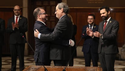 El presidente catalán Quim Torra (der.) abraza al nuevo consejero Alfred Bosch.