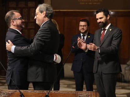 El presidente catalán Quim Torra (der.) abraza al nuevo consejero Alfred Bosch.