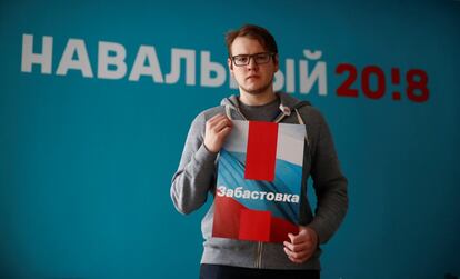 Grigory Kulikovskikh é um especialista em tecnologia da informação de 26 anos que votará no líder da oposição, Alexei Navalny. Kulikovskikh convoca um boicote das próximas eleições, "este não é um país de futuro, estamos ancorados no passado. Não posso visualizar um futuro agora. A maioria das pessoas nem se importa, a absoluta maioria não pensa sobre as coisas, estão dormidos. Não se importam se é Putin ou é Navalny, precisam acordar. Só então chegará uma mudança real". Grigory posa em Moscou (Rússia), em 10 de fevereiro de 2018.