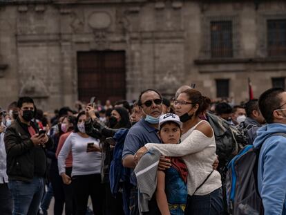 Una familia se abraza en la explanada del Zócalo en Ciudad de Méxici, luego del terremoto de este lunes 19 de septiembre.
