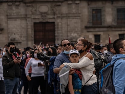 Una familia se abraza en la explanada del Zócalo en Ciudad de Méxici, luego del terremoto de este lunes 19 de septiembre.