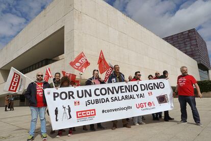 Trabajadores de RTVCyL se concentran ante la sede del Parlamento regional para protestar por su situación laboral en Valladolid.