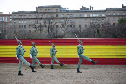 Legionarios desfilando en los cuarteles de Sant Andreu. 