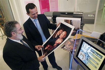 Eduard Carbonell, director del MNAC, con la reproducción de la obra de Cranach El Viejo que le enseña a Enrique Lores (izquierda), directivo de Hewlett Packard.