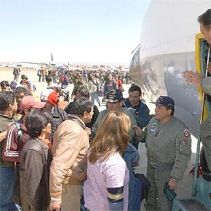 Decenas de peruanos intentan embarcar en un avión para salir de Bolivia con destino a Arequipa.