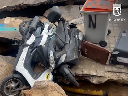 Un socavón de 30 metros provoca el corte de la avenida de los Toreros de Madrid