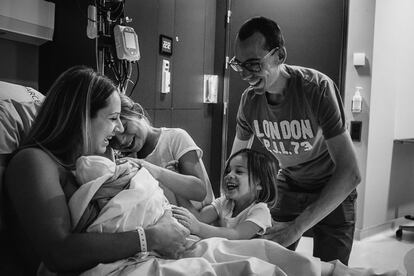 María y Heber contrataron a Eva Gascón para fotografiar el parto de su hija Olimpia. Merendaron juntos un par de veces antes del parto y hablaron con la fotógrafa de su visión del mismo y de qué tipo de fotografías querían. “Esto para nosotros era muy importante porque no queríamos fotos edulcoradas, queríamos fotografías del parto en estado puro, de nuestra hija mayor, de los momentos posteriores al parto... Conocer al fotógrafo que va a estar ahí ese día es primordial; tiene que conocer tus expectativas y tú tienes que estar seguro de que entiende lo que es un parto, los tiempos, los momentos más importantes”, explican.