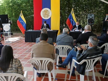 O líder da oposição, Juan Guaidó, participa de uma sessão da Assembleia Nacional em um parque em Caracas, em 15 de dezembro de 2020.