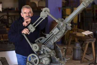 Goyo Salcedo con una de las piezas de su colección en el Museo de la Batalla del Jarama en Morata de Tajuña.