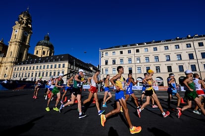 Los atletas recorren Múnich durante la final de los 35 km marcha.