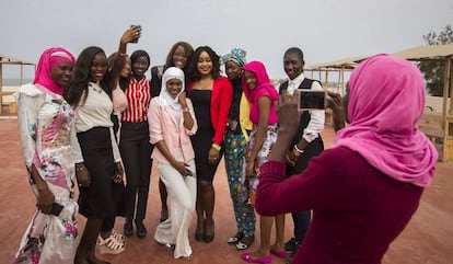 Un grupo de científicas, investigadoras, ingenieras y doctoras asistentes al taller se hacen una foto durante un descanso de las jornadas de “Ciencia e Igualdad de Género” en la sede regional de la UNESCO en Dakar.