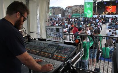Un técnico en la mesa de sonido durante el Festival de Jazz de San Sebastián en el escenario de la Zurriola.