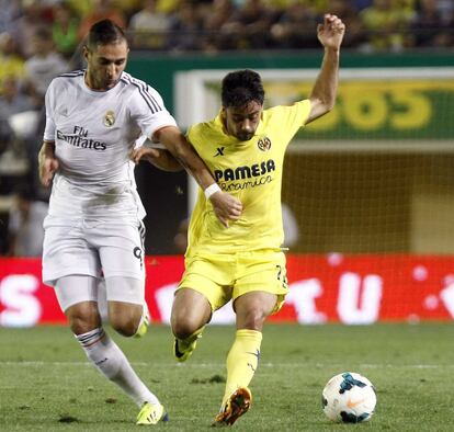 Costa protege el balón ante Benezma.