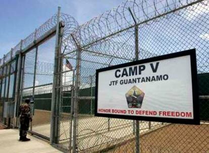 Un guardia se dispone a entrar en el Campo Delta, en la Base de Guantánamo, en julio de 2004.
