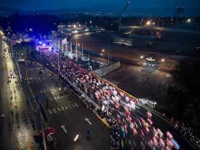 Vista aérea del inicio del XXXIX Maratón de la Ciudad de México 2022 en Ciudad Universitaria.
