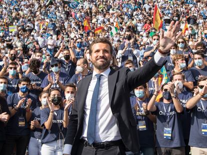 El presidente del PP, Pablo Casado, saluda a los militantes a su llegada a la plaza de toros de Valencia, donde se ha cerrado este domingo la convención nacional.