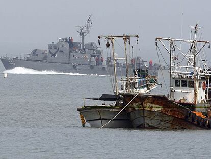 Un buque de guerra surcoreano patrulla las aguas fronterizas con Corea del Norte cerca de la isla de Yeonpyeong.