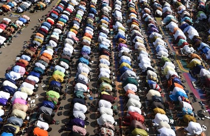 Los fieles musulmanes rezan para celebrar el festival de Eid al-Adha, en la mezquita de Adjame.