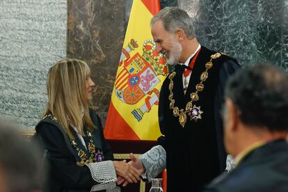 El rey Felipe VI estrecha la mano de la presidenta del Tribunal Supremo y del CGPJ, Isabel Perelló, en la toma de posesión de esta última, este jueves en Madrid.