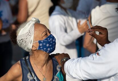 Mulher é vacinada em Duque de Caxias (RJ) nesta quarta-feira, 24 de março.