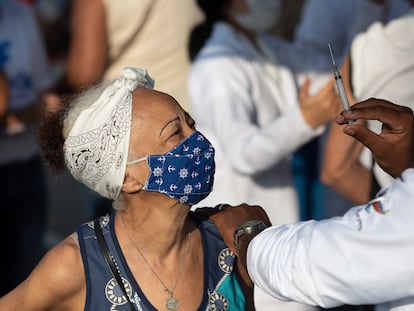 Mulher é vacinada em Duque de Caxias (RJ) nesta quarta-feira, 24 de março.