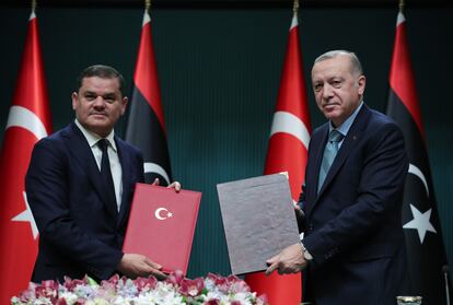 El presidente turco, Recep Tayyip Erdogan (derecha), posa junto al primer ministro interino de Libia, Abdul Hamid Dbeibah, el lunes en Ankara.