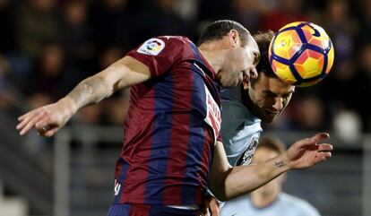 Ramis disputa un balón con Rossi.