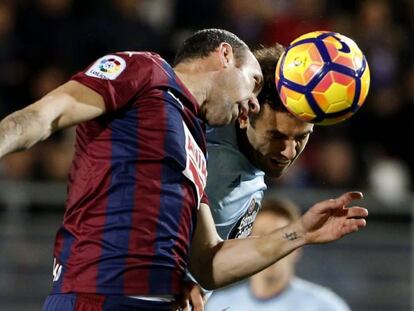 Ramis disputa un bal&oacute;n con Rossi.