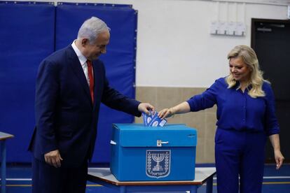 El primer ministro israelí, Benjamin Netanyahu, y su esposa, Sara, ejercen su derecho al voto, este martes, en un colegio electoral de Jerusalén.