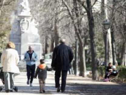 Un jubilado pasea con su nieto por el madrileño parque del Retiro