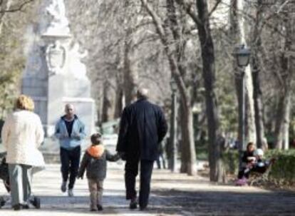 Un jubilado pasea con su nieto por el madrileño parque del Retiro