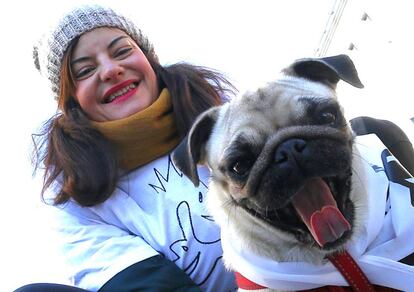 Una participante de la San Perrestre con su mascota.