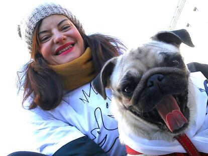 Una participante de la San Perrestre con su mascota.