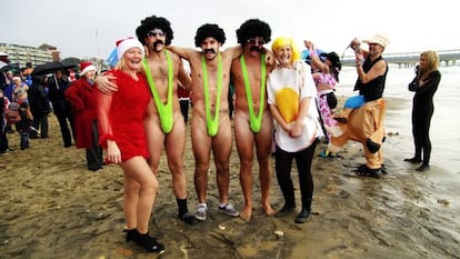 Los Mankinis de 'Borat' pegándose un baño el día de navidad.