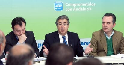 Juan Ignacio Zoido (en el centro) en un acto celebrado este miércoles con alcaldes de la provincia de Sevilla.