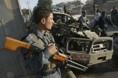 Oficiales de seguridad inspeccionan el lugar donde tuvo lugar la explosión de una bomba en Herat (Afganistán)