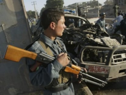 Oficiales de seguridad inspeccionan el lugar donde tuvo lugar la explosión de una bomba en Herat (Afganistán)