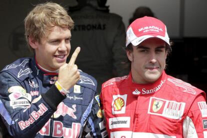 Sebastian Vettel y Fernando Alonso, tras la sesión de clasificación.