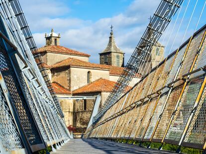 Vista panorámica de la colegiata de Santa María Magdalena desde el puente colgante de la ciudad de Cangas de Narcea.