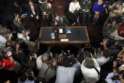 Fotógrafos y cámaras de televisión rodean al general Petraeus antes de comparecer en el Senado.