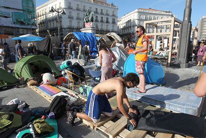 Varios de los indignados que han pasado las últimas semanas durmiendo en Sol hacen las maletas y recogen los sacos para que la normalidad vuelva a la plaza.