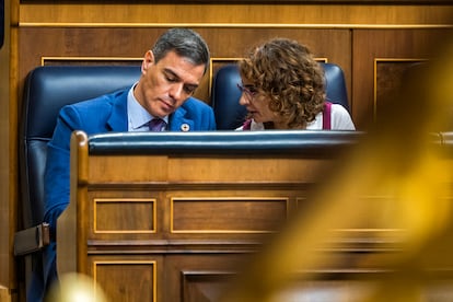 Pedro Sánchez y María Jesús Montero, el miércoles en el Congreso.