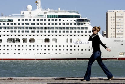 Turistas llegados en cinco grandes cruceros visitan Cádiz.