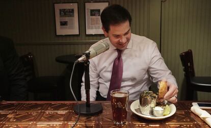 Rubio observa una "hamburguesa cubana" que le prepararon en un restaurante.