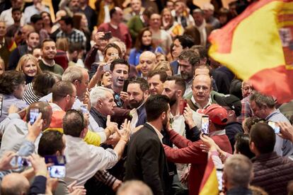 Santiago Abascal, líder do Vox, em Ciudad Real. Do lado direito, de óculos, Ignacio Gil, ex-deputado do PP.