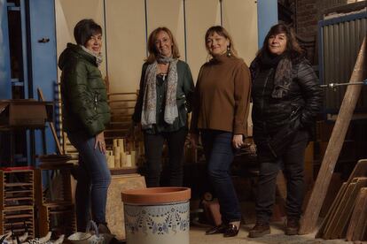 De izquierda a derecha, Pilar Campillejo, Magdalena Corrales, Arancha Camacho y Elena Rueda, de la asociación Tierras de Cerámica, que impulsó la declaración de la cerámica talaverana como patrimonio inmaterial de la humanidad por parte de la Unesco.