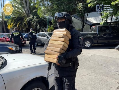 Policía carga paquetes de cocaína incautados en Ciudad de México
