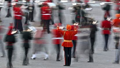 Una banda militar india durante la ceremonia que marca el final de las festividades anuales del Día de la República, frente la sede gubernamental de Raisina Hills, Nueva Delhi.