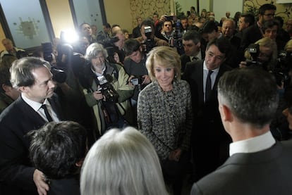 "Es una enorme pérdida, un torero de Madrid, que sabía aunar el arte con el valor. Sin duda se va una parte de la historia del toreo, ¿quien no recuerda su última faena en Madrid, cuando tenía más de 60 años?", ha declarado la presidenta de la Comunidad de Madrid, Esperanza Aguirre a su llegada a la capilla ardiente.